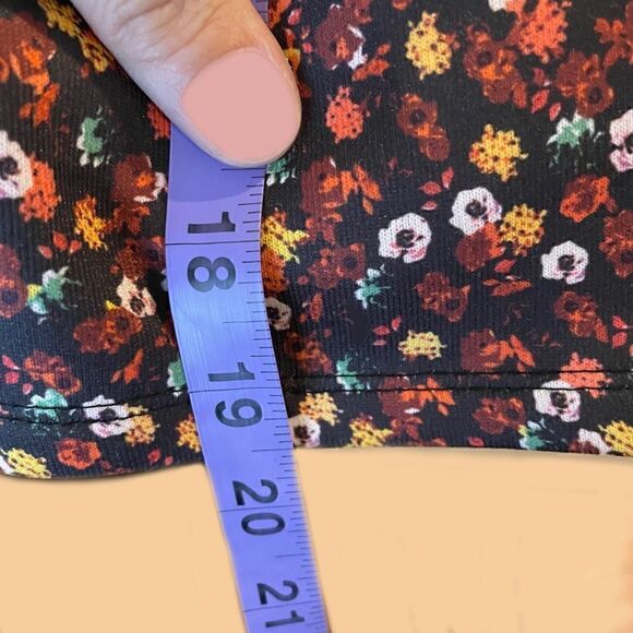 𝅺NWT Oversize Cut & Sew Black Floral Pop Over Fleece Top 💚🌻 - Picture 7 of 7